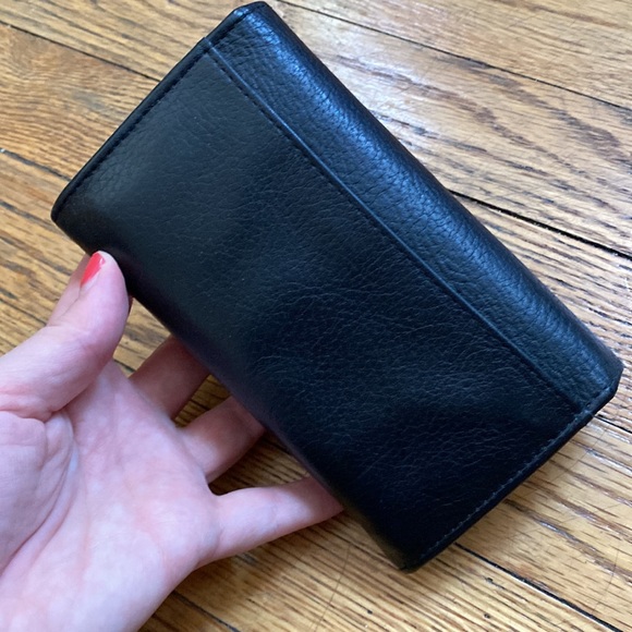 Hare + Hart black wallet with magnetic closure and gold hardware - Picture 5 of 5